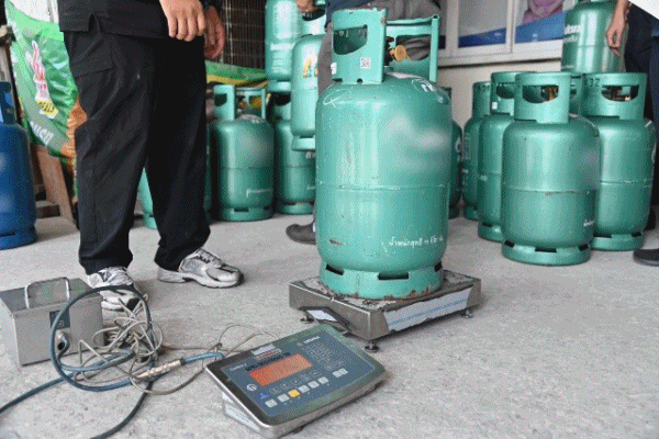 ​ค้าภายในบุกตรวจโรงบรรจุ ร้านจำหน่ายใหญ่ ร้านค้าปลีกก๊าซหุงต้ม จับบรรจุไม่เต็มถัง