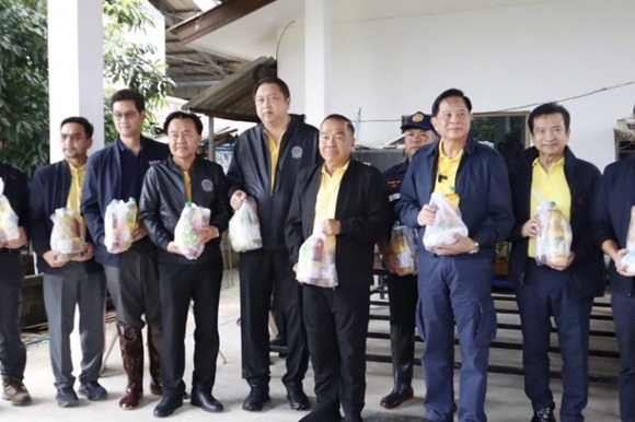 สุชาติ รับลูก พิชัย เยี่ยมน้ำท่วมเชียงราย พร้อมให้กำลังใจพี่น้องผู้ประสบภัย สั่งพาณิชย์จังหวัดดูแลใกล้ชิด