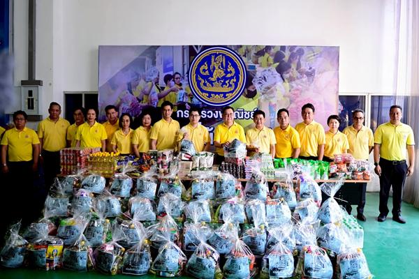 จตุพร-ฉันทวิชญ์ นำทีมพาณิชย์ จัดถุงยังชีพ ส่งบรรเทาความเดือดร้อนพี่น้องประชาชน