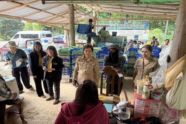 พาณิชย์ ลุยเปิดจุดรับซื้อลำไยให้ครอบคลุมทุกพื้นที่ ช่วยเกษตรกรขายผลผลิตช่วงออกพีก   