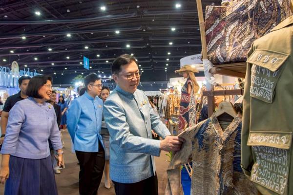 พาณิชย์ นำ 30 แบรนด์ชุมชน ขายในงาน OTOP คาดสร้างรายได้กว่า 10 ล้านบาท