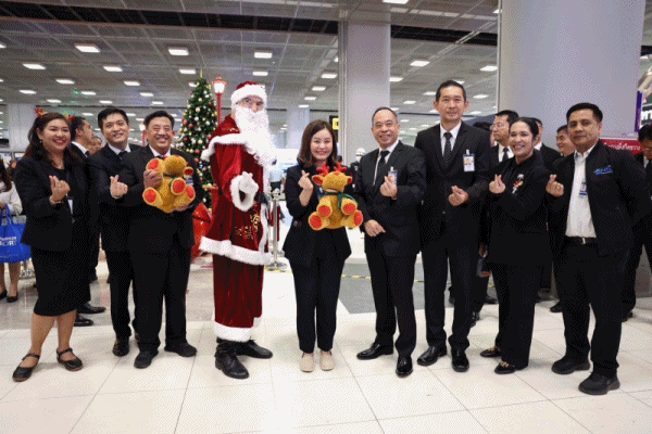 คริสต์มาสนี้มีเซอร์ไพรส์ ท่าอากาศยานสุวรรณภูมิมอบ Travel Kit และตุ๊กตากวางเรนเดียร์ตัวโตสุดน่ารัก เป็นของขวัญสุดพิเศษ สร้างรอยยิ้มและความสุขให้ผู้โดยสาร