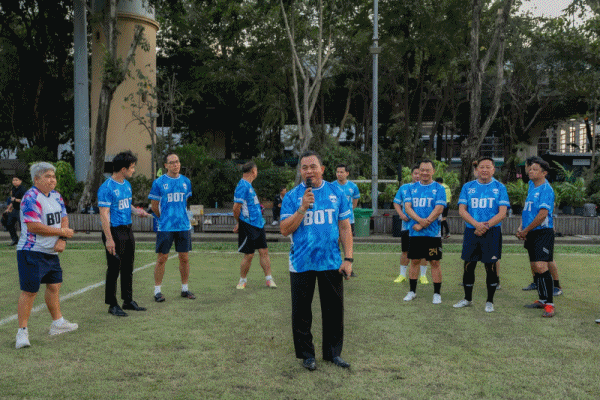 ฟุตบอลกระชับมิตรระหว่าง ทีมพิราบเงิน และทีมบางขุนพรหม เอฟซี