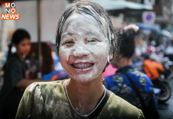 สนุกสนาน! ปะแป้ง ฉีดน้ำ สงกรานต์ รอบถนนข้าวสาร