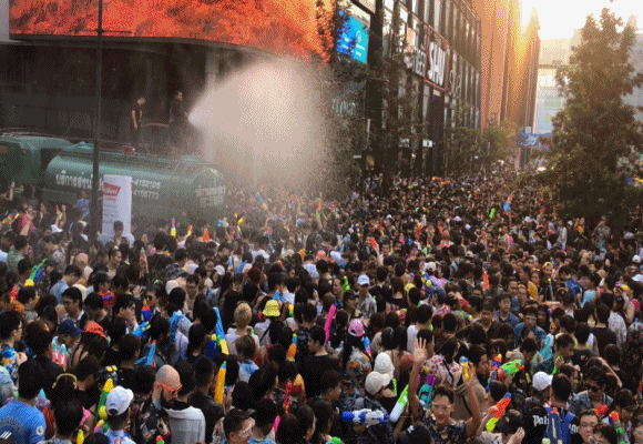 'สงกรานต์ 2566'สยามสแควร์-สิลม-ข้าวสาร อั้นมาสามปี เนืองแน่นยืนเฉยๆ...ไม่ต้องเดิน..ไหลตามกันไปแบบสนุกสนาน