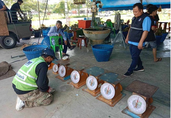 พาณิชย์ ตรวจเข้มเครื่องชั่งผลไม้ทั่วประเทศ ป้องเกษตรกร-ผู้บริโภคโดนโกงน้ำหนัก