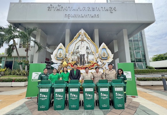 'จระเข้' ส่งมอบถังขยะพลาสติกรีไซเคิล ให้สำนักงานเขตสะพานสูง จากแคมเปญ'จระเข้คัดสรร'