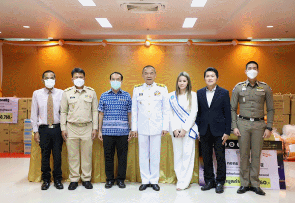 ผู้ว่าฯ เพชรบูรณ์รับมอบเวชภัณฑ์และอุปกรณ์ทางการแพทย์ จาก ฟิล์ม - กชกร สุกประเสริฐ ว่าที่ศิลปินค่ายข้าวสารซาวด์ เพื่อนำไปมอบให้กับโรงพยาบาลเพชรบูรณ์