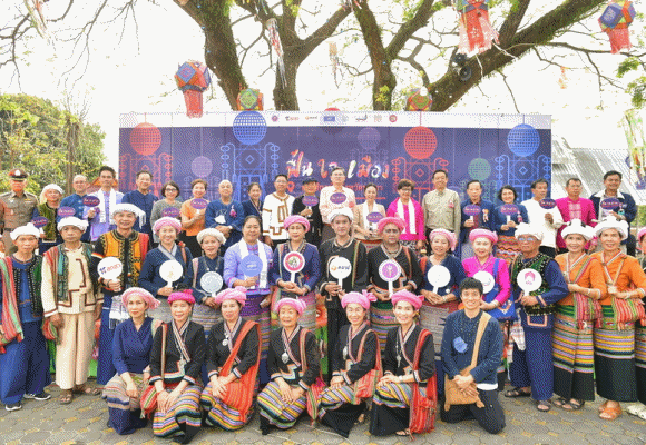 เปิดงานมหกรรม ‘ฟื้นใจเมือง’ ด้วยเศรษฐกิจสร้างสรรค์บนฐานทุนทางวัฒนธรรมชุมชน สะท้อนวิถีชีวิต ประเพณี และวัฒนธรรมดั้งเดิมชุมชนไทลื้อ จังหวัดพะเยา