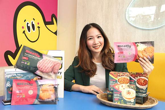 ‘Meatly!’ แพลนต์เบสโปรตีนพรีเมียมจาก ‘เบทาโกร’ เปิดตัวซีรีส์อาหารพร้อมทาน ประเดิมเสิร์ฟเมนูอาหารไทยรสชาติจัดจ้าน อร่อยและดีต่อสุขภาพ พร้อมเดินหน้าชวนคนรุ่นใหม่สร้างวัฒนธรรมอาหารที่ยั่งยืน