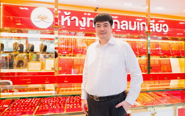 ‘ฐิติภูมิ โชควัฒนา’ ทายาทบิ๊กเครือสหพัฒน์ เปิดเกมรุก บุกธุรกิจร้านทอง คิกออฟ ‘ห้างทองกลมเกลียว’ สาขาแรก ที่สาธุประดิษฐ์ 58 ชูโมเดลห้างทองเพื่อชุมชน