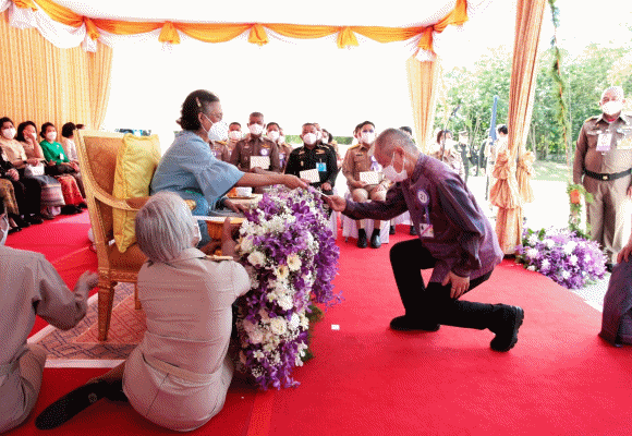 ชัย โสภณพนิช เข้ารับพระราชทานของที่ระลึก ในพิธีเปิดอาคารพิพิธภัณฑ์เก๋งจีนหลวงปู่แบน ธนากโร วัดดอยธรรมเจดีย์
