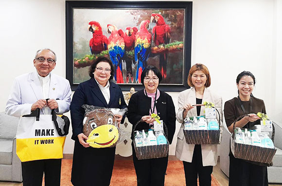 มอบของที่ระลึกคณะผู้บริหารจากตลาดหลักทรัพย์ เอ็ม เอ ไอ ในโอกาสเยี่ยมชมกิจการฟื้นฟูและส่งเสริมสุขภาพผู้สูงอายุ THE PARENTS
