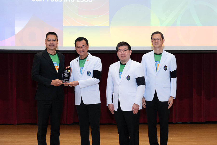 เอไอเอ ประเทศไทย รับโล่เกียรติคุณในฐานะผู้ให้การสนับสนุนโครงการ เดิน วิ่ง ปั่น ป้องกันอัมพาต ครั้งที่ 11