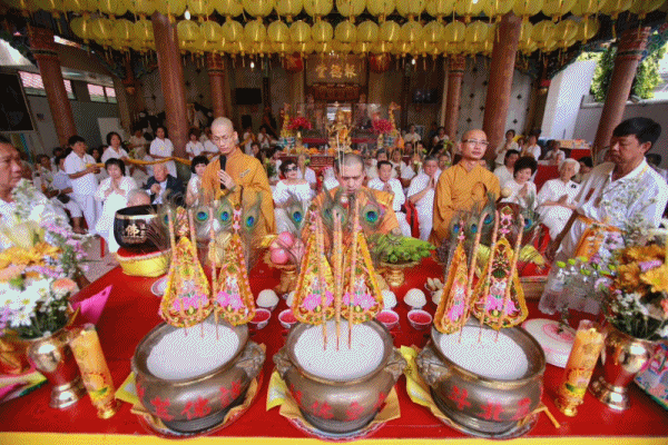 มูลนิธิป่อเต็กตึ๊ง ขอเชิญชวนสาธุชนร่วมถือศีล อิ่มบุญ อิ่มใจ ละเว้นเนื้อสัตว์ เนื่องในเทศกาลกินเจ ประจำปี 2568 สักการะหลวงปู่ไต้ฮงเพื่อความเป็นสิริมงคล รับบริการอาหารเจฟรี 