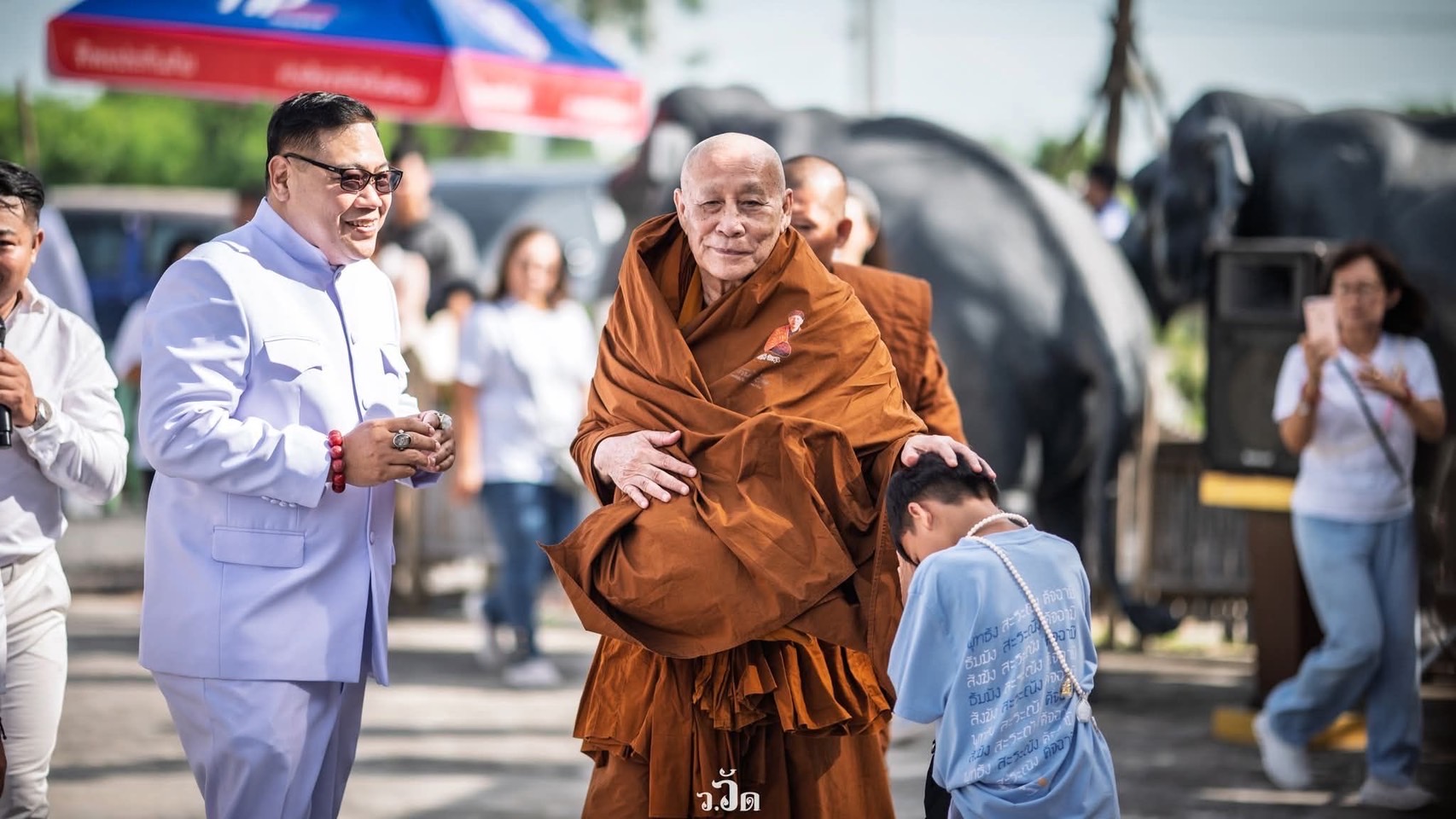 หลวงตาม้า วัดถ้ำเมืองนะ"เมตตา มาพร้อมคณะสงฆ์ และ คลื่นมหาชนร่วมพลังแห่งความศรัทธา