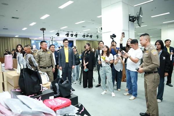 พาณิชย์ ร่วม บก.ปอศ.ทลายโกดังของปลอม จับได้ 7.8 หมื่นชิ้น มูลค่ากว่า 52 ล้าน