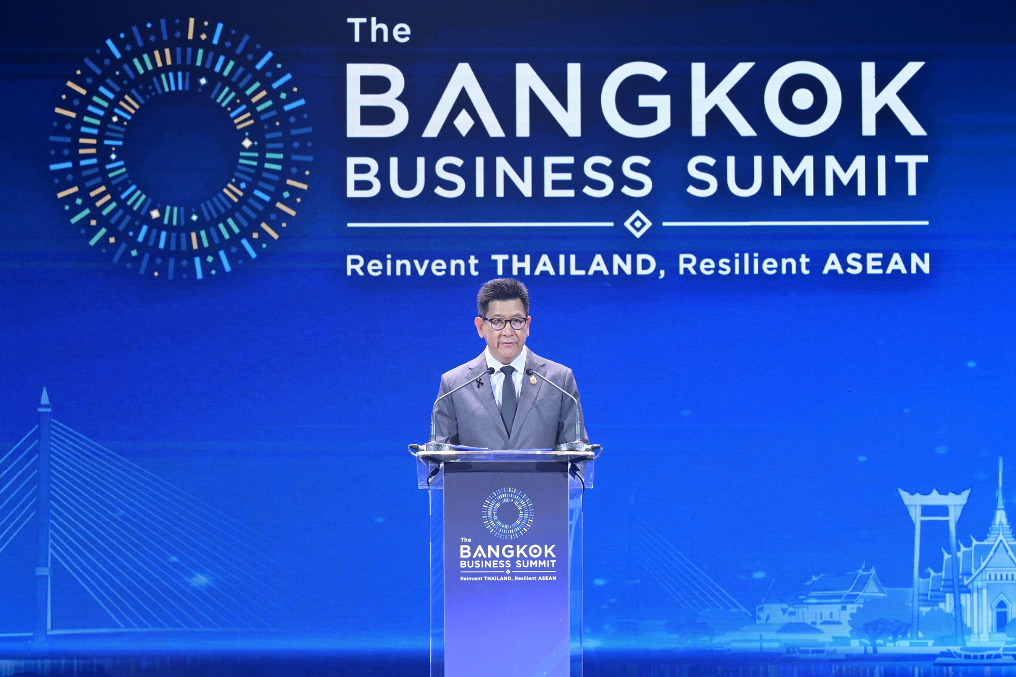 ดร. เอกนิติ นิติทัณฑ์ประภาศ รองนายกรัฐมนตรีและรัฐมนตรีว่าการกระทรวงการคลัง