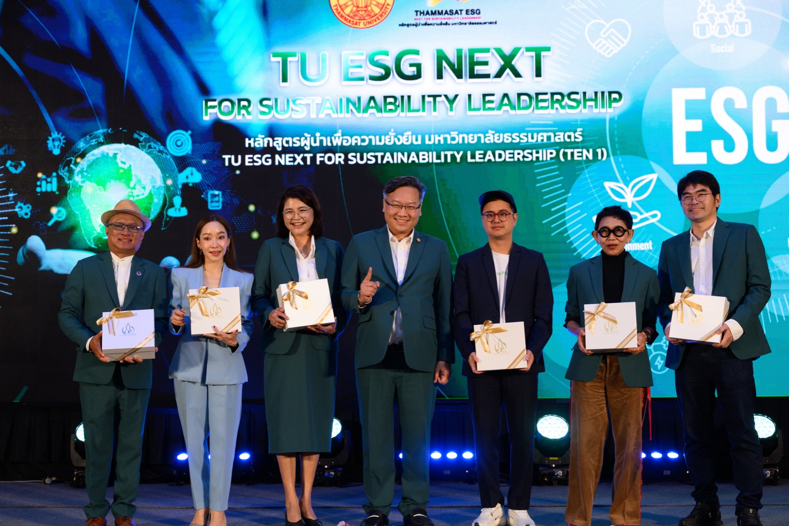 TU ESG 4 หมู่ อ ธีระ และวิทยากรเสวนา
