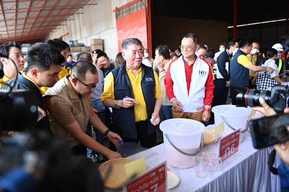 ภูมิธรรม ตรวจข้าวสารสต๊อกรัฐ การันตีเก็บ 10 ปี ยังกินได้ เตรียมนำเปิดประมูล
