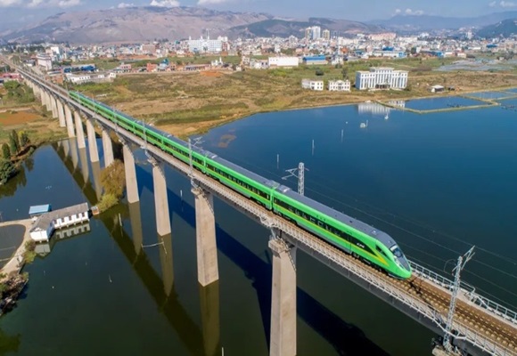 เปิดเส้นทางรถไฟจีน-ลาว ครบรอบ 2 ปี ขนส่งผู้โดยสารรวมแล้วกว่า 24.2 ล้านคน