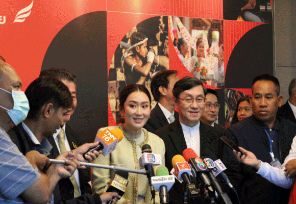 'ภูมิธรรม'ควง'อุ๊งอิ๊ง' ติดปีกผู้ประกอบการไทยด้วย 'Soft Power X ทรัพย์สินทางปัญญา' ดันส่งออกซอฟต์พาวเวอร์ไทยสู่เวทีโลก ตั้งเป้า!เพิ่มรายได้ 20 ล้านครัวเรือน ทำเงินเข้าประเทศ 4 ล้านล้านบาท/ปี