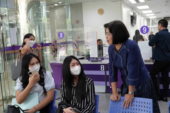 อรมน ลงพื้นที่ ตรวจเยี่ยมสำนักงานสาขา กำชับตั้งใจทำงาน รับฟังความเห็นผู้ใช้บริการ