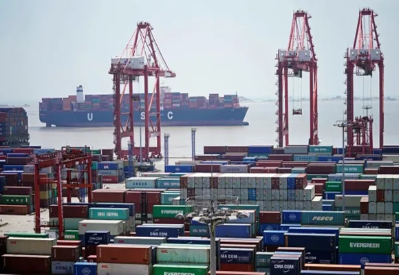 China’s annual exports drop for the first time in seven years
