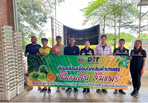 กรมการค้าภายในเกาะติดนำผู้ประกอบการซื้อส้มเขียวหวาน ดันราคาอยู่ในเกณฑ์ดี
