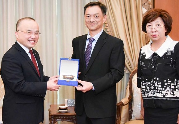 นายอู๋ จื้ออู่ อุปทูตรักษาการแทนเอกอัครรัฐทูตจีนประจำไทยเข้าร่วมพิธีการมอบเงินบริจาคแก่ ‘มูลนิธิยุวทูตความดี’กระทรวงการต่างประเทศของไทย
