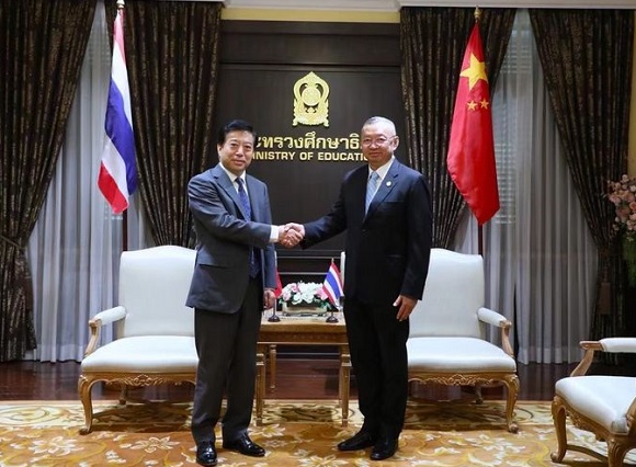 ‘หาน จื้อเฉียง’เอกอัครราชทูตสาธารณรัฐประชาชนจีนประจำราชอาณาจักรไทย เข้าเยี่ยมคารวะพลตํารวจเอก เพิ่มพูน ชิดชอบ รัฐมนตรีว่าการกระทรวงศึกษาธิการคนใหม่ของประเทศไทย
