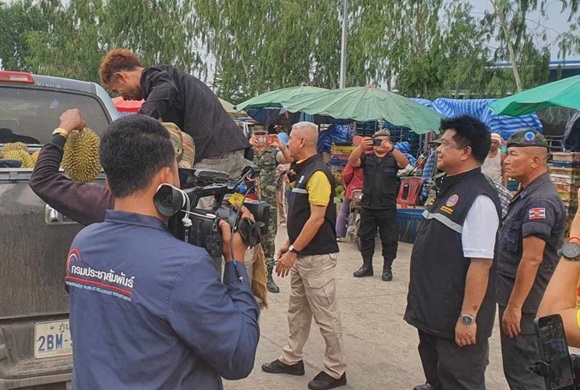 พาณิชย์ ร่วมผู้ว่าฯ จันทบุรี จับตาแก๊งปล่อยข่าวกดราคาทุเรียน ขู่เล่นงานหนักปรับ-คุก