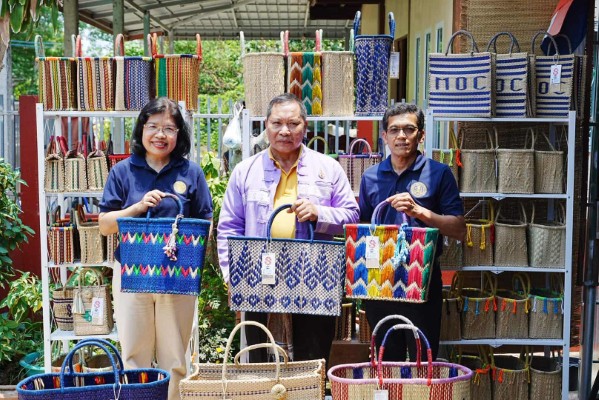 กรมพัฒน์ลุยช่วยผู้ประกอบการผลิตงานศิลป์ 'กกไหลยกดอก' ทำธุรกิจ ขยายตลาด