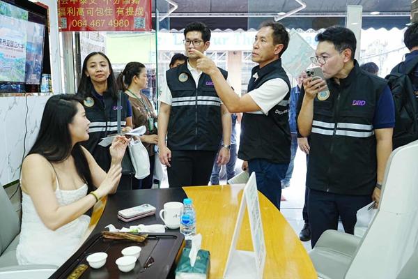 พาณิชย์ ลุยตรวจร้านอาหาร ซูเปอร์มาร์เก็ต ย่านห้วยขวาง ฟันแอบทำธุรกิจในไทย