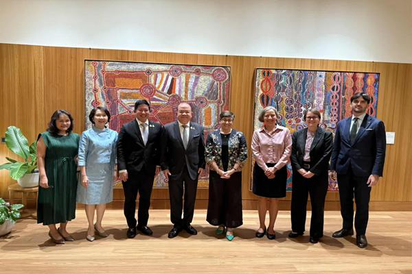 ถกทูตออสซี่