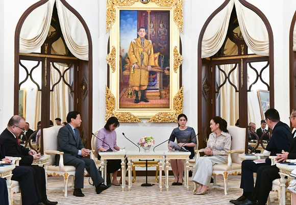 นายกฯ หารือทูตจีนชื่นมื่น เตรียมจัดฉลอง 50 ปี ความสัมพันธ์ทางการทูต พร้อมเผยแพร่ซอฟต์พาวเวอร์ไทย ด้านไทยเชิญจีนลงทุนทำฐานปล่อยดาวเทียมโคจรต่ำทำระบบ 6G ในภูมิภาค