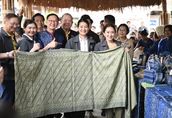 พิชัย ร่วมคณะนายกฯ เยี่ยมศูนย์หัตถกรรมวัดธาตุประสิทธิ์ หนุนผ้าไทยโกอินเตอร์