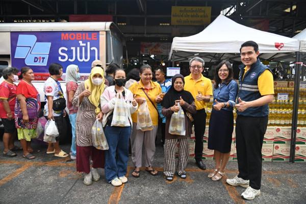 พาณิชย์ ดีเดย์เปิดจุดขายน้ำมันปาล์มขวดราคาถูก 49 บาท ลดภาระค่าครองชีพประชาชน