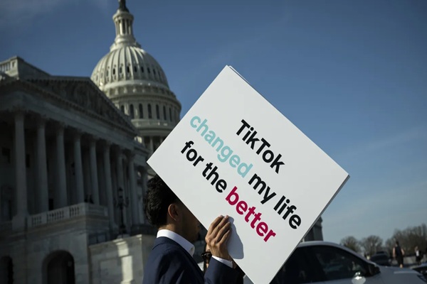 Trump meets with TikTok CEO as company asks Supreme Court to block ban on app