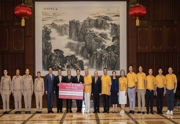 เอกอัครราชทูตหาน จื้อเฉียง และนายอนุทิน ชาญวีรกูล รองนายกรัฐมนตรีและรมว.มหาดไทยเข้าร่วมพิธีมอบของช่วยเหลือบรรเทาภัยน้ำท่วมในภาคเหนือของประเทศไทยจากสมาพันธ์ชาวจีน 17 สมาคม