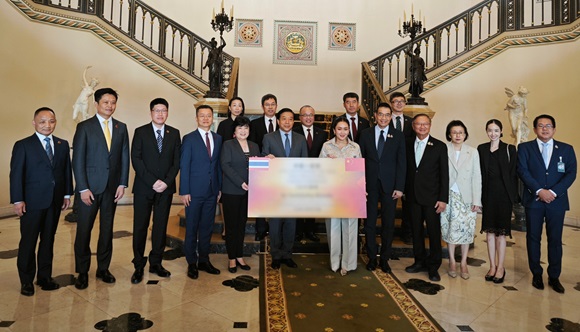 เอกอัครราชทูตหาน จื้อเฉียง เข้าเยี่ยมคารวะนางสาวแพทองธาร ชินวัตร นายกรัฐมนตรีของไทย และเป็นผู้แทนสถานเอกอัครราชทูตจีนและสมาคมการค้าวิสาหกิจจีนมอบเงินบริจาคช่วยเหลือผู้ประสบอุทกภัยในประเทศไทย