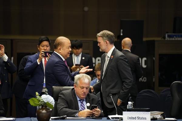 ใช้เวทีเอเปก