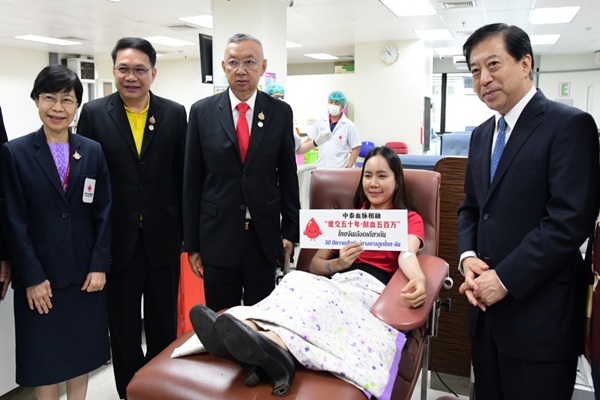 เอกอัครราชทูตหาน จื้อเฉียง เข้าร่วมพิธีเปิดงานโครงการ 'จีน-ไทยเลือดเดียวกัน : 50 ปี 5 ล้านซีซี' เพื่อเฉลิมฉลอง 50 ปี การสถาปนาความสัมพันธ์ทางการทูตจีน-ไทย