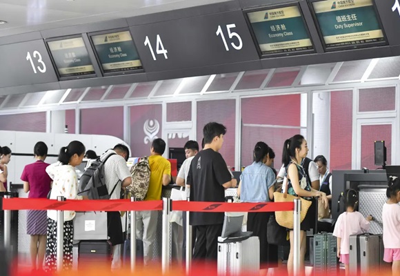 Cautious Chinese travelers are taking more last-minute trips as economy struggles