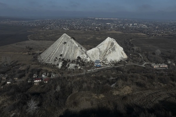 U.S. gave Ukraine a document to access its minerals but offered almost nothing in return