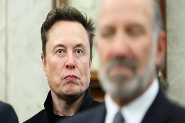 Astronauts vs. Musk : Public spat ensues over claims that politics delayed a flight to Earth