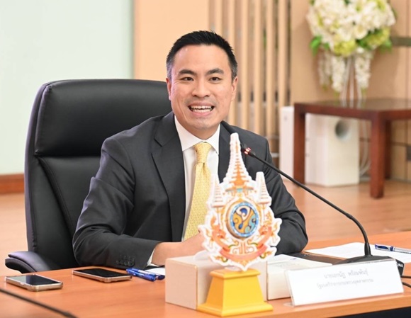 เอกนัฏ พร้อมพันธุ์