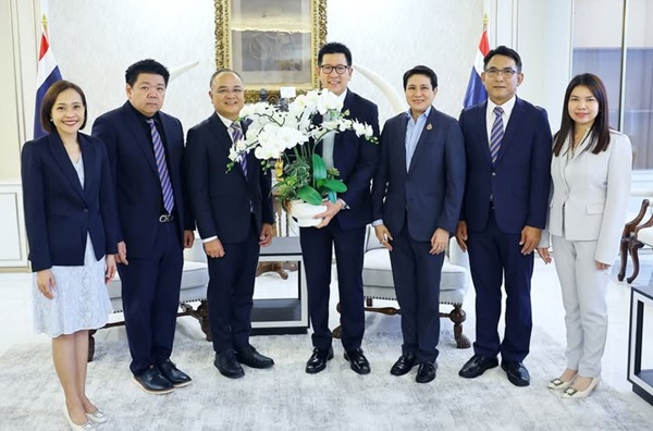 เลขาฯคปภ.นำทัพ 4 รองเลขาฯ-ผู้ทรงคุณวุฒิตบเท้าร่วมแสดงความยินดีขุนคลังคนใหม่ในโอกาสเข้ารับตำแหน่ง