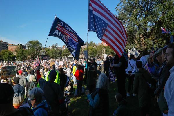 ผู้คนโบกธงระหว่างการประท้วง No Kings