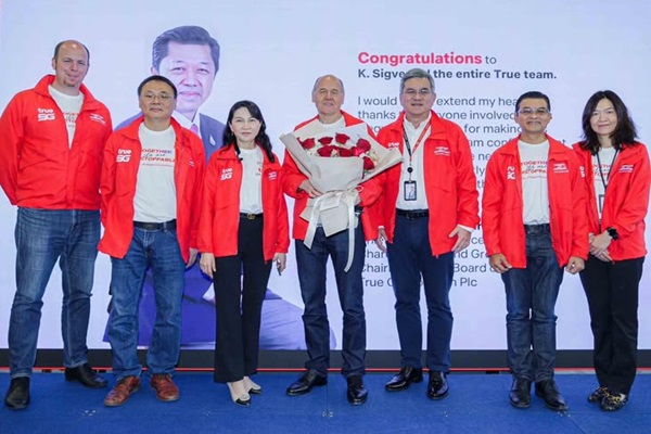 TRUE ศุภชัย เจียรวนนท์' ประธานบอร์ดทรู แสดงความยินดีทีมบริหาร คว้าคลื่น 2 ย่านหลัก มูลค่ารวมกว่า 2.6 หมื่นล้านบาท ย้ำก้าวสำคัญสู่ยุคดิจิทัลเต็มรูปแบบ